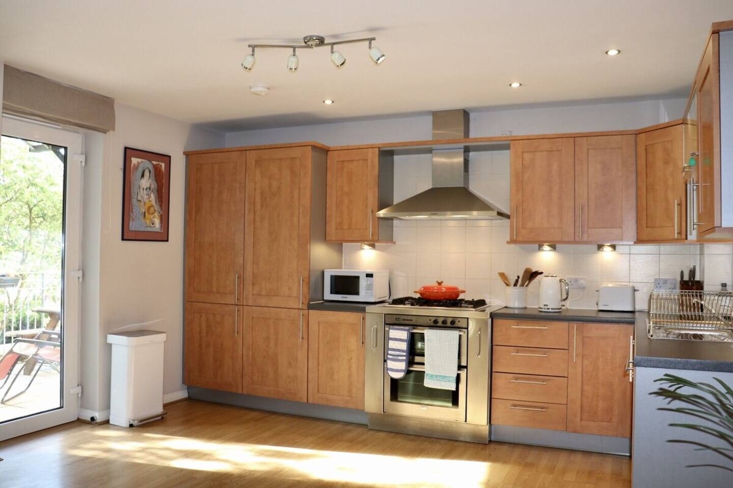 The fully equipped kitchen, with gas hob, oven and everything you need